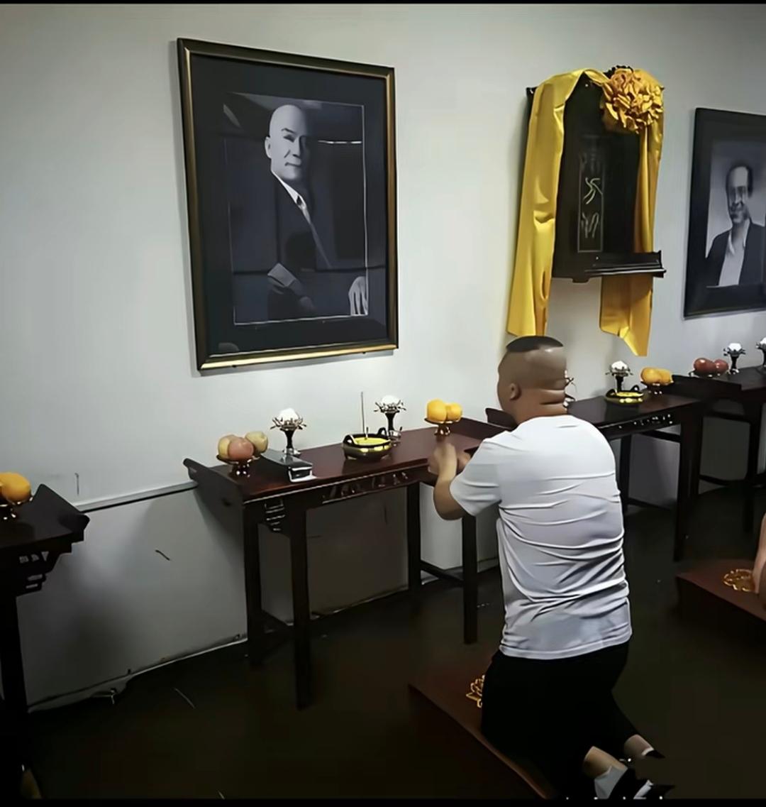 郭德纲是打心里敬师父侯耀文，每到师父的生辰忌日，他都会虔诚的上香祭拜，并跟师父说