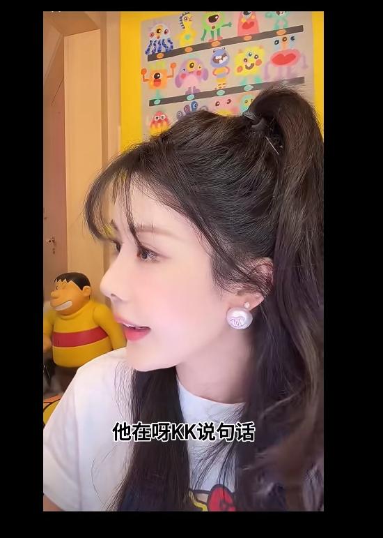 韦雪和小男友分手还能在一起工作，其实是从来没爱过吧！
近日，韦雪和23岁男友KK
