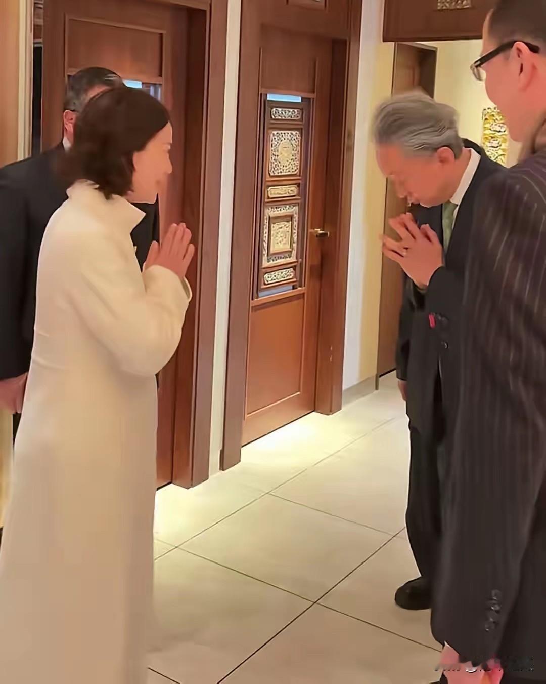 翁帆近日在日本与老友相聚，会见的朋友是日本前首相鸠山由纪夫，看得出来关系匪浅，杨