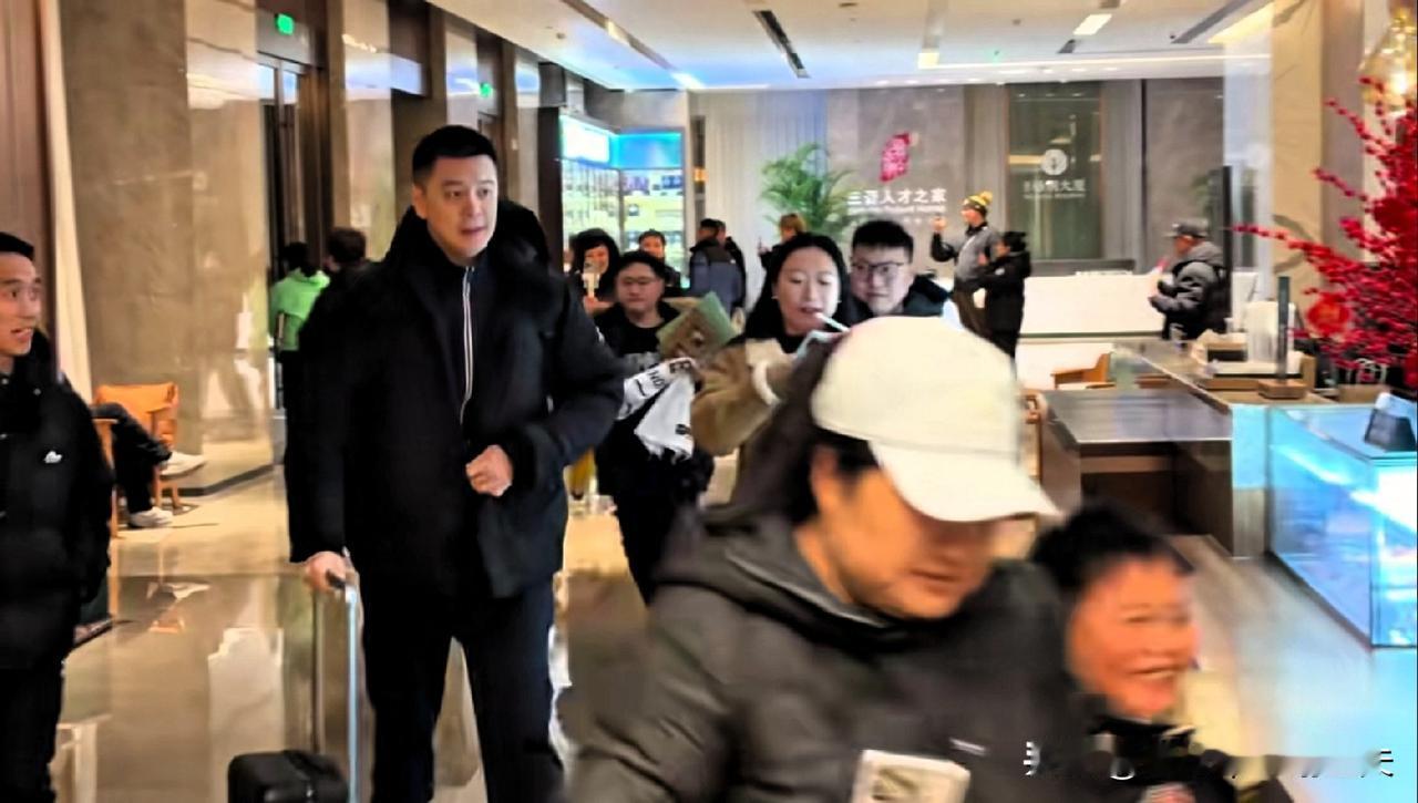 杨鸣就是cba行走的一道风景线！带队抵达山西太原，一落地，就被大批球迷粉丝围追堵