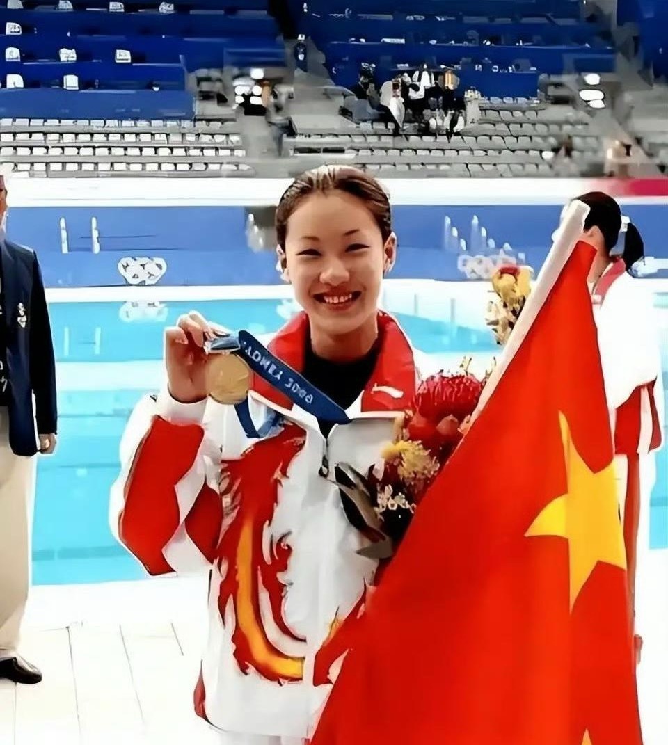 恩爱23年抵不过现实，73岁梁锦松年老色衰，47岁伏明霞正值壮年 