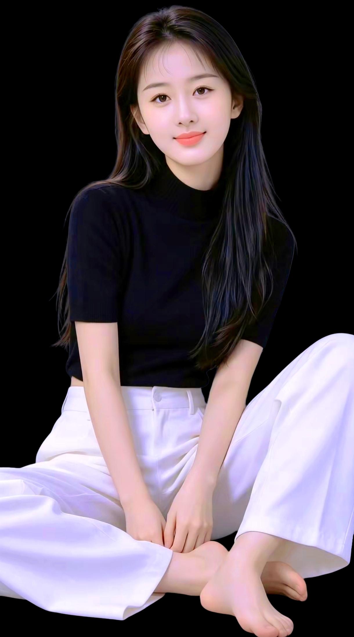 温柔甜美的女孩，黑色上衣搭配白色长裤，坐在黑色背景前，微笑着看向镜头。氛围感出片