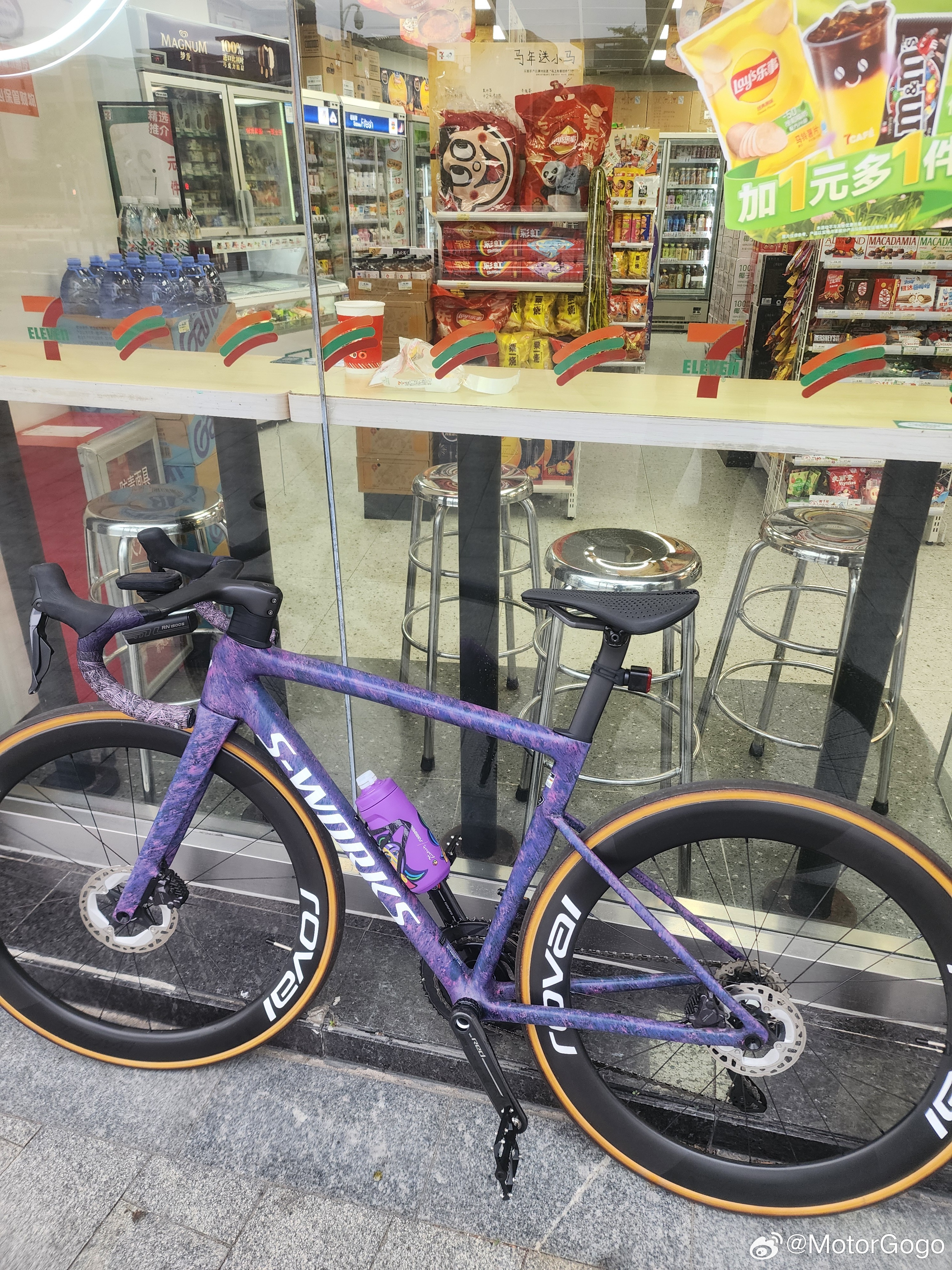 711干个早餐偷闲一下，发现新能源车主也是真的多哇。蔚来ET5T加个车顶架子贼帅