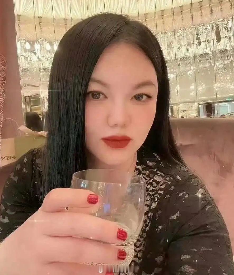 李湘居然把她的手掌纹路打码了，果然有钱人在意的东西好多… 