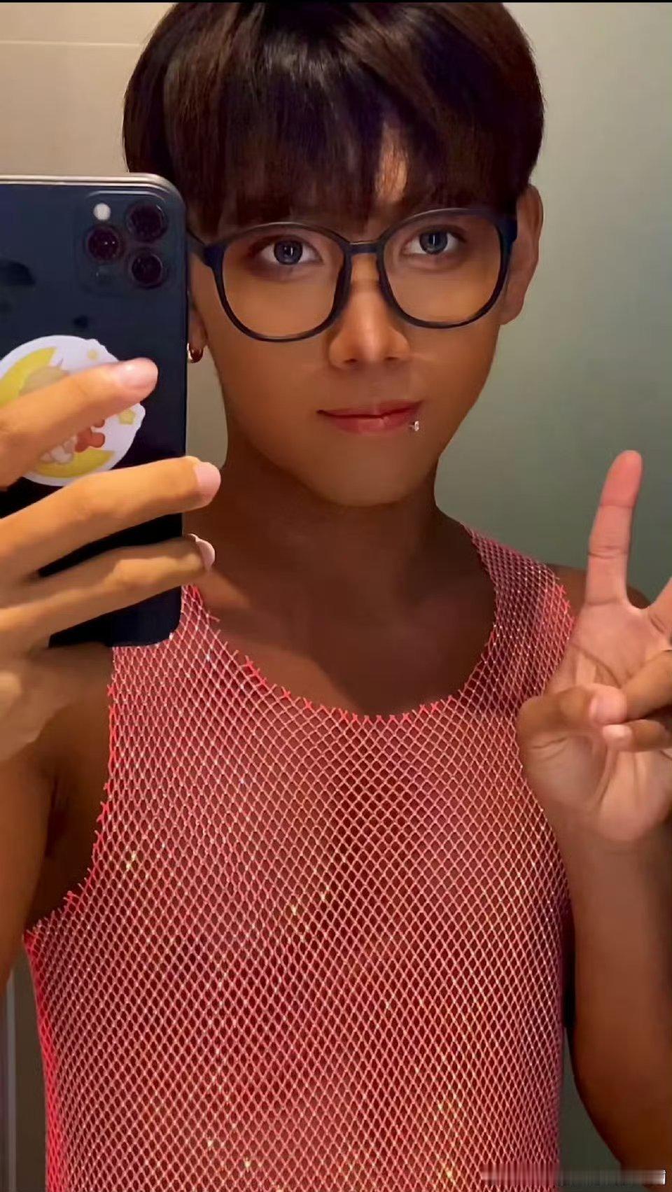 山东黑皮选秀小伙回应肤色争议山东黑皮小伙回应肤色争议，主打一个自信接地气。选秀看