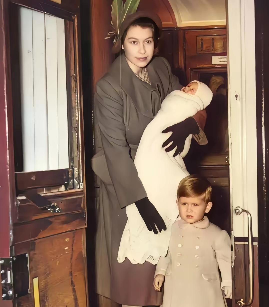 童年的查尔斯，又萌又可爱呢？
小时候的查尔斯，自带英伦的气质范，有点萌还有点可爱