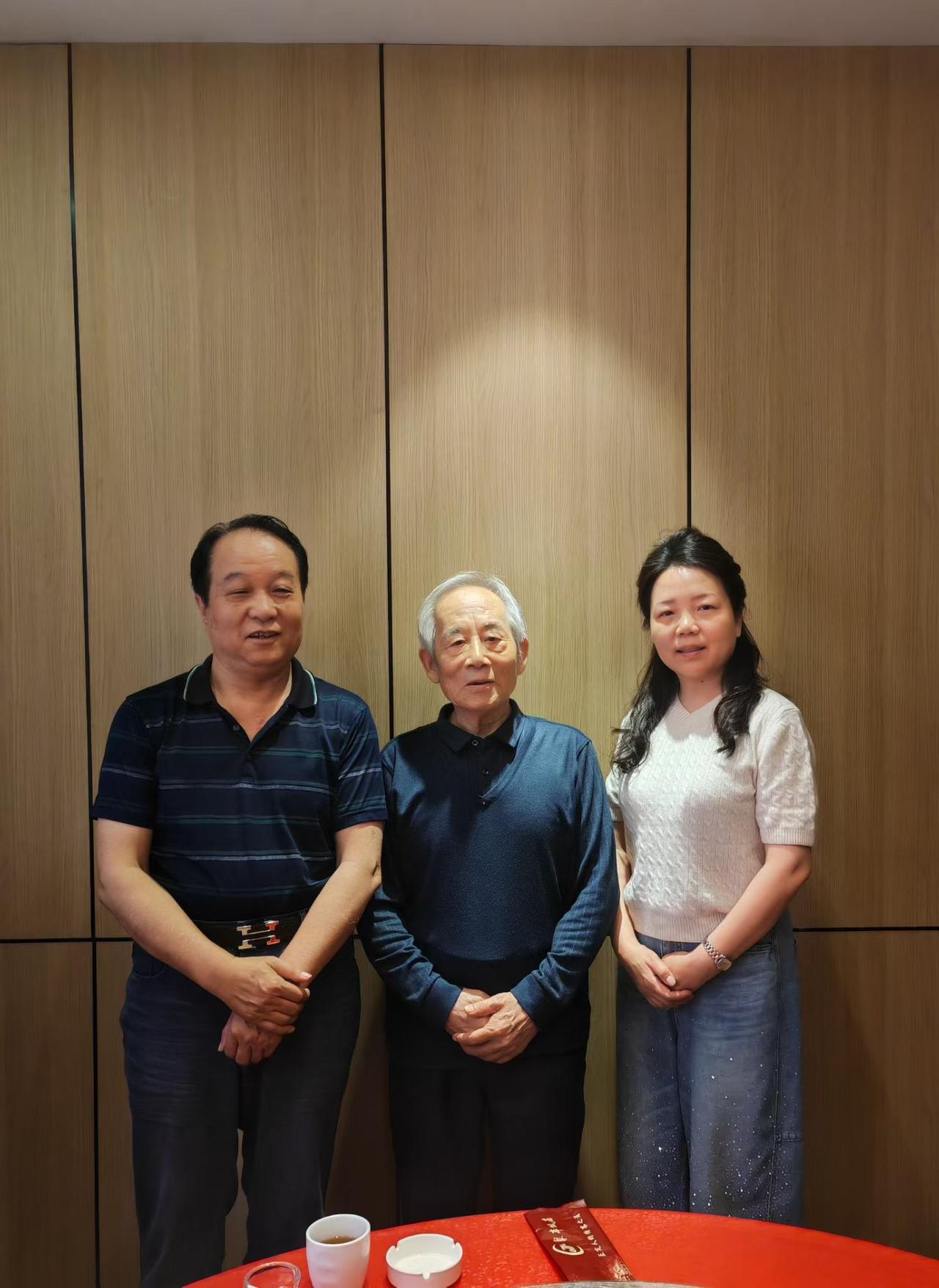 【意外之喜】按照今天的行程，上午应该乘坐春秋航班飞昆明，尚至然公司的美女小青来接