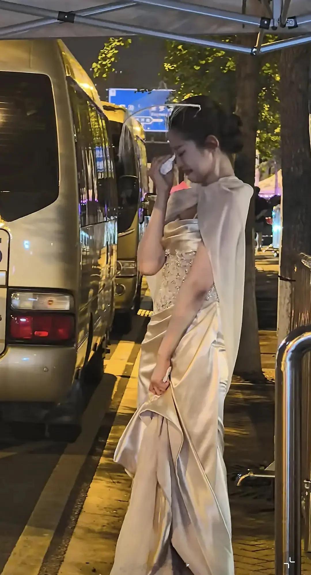 万千惠下班哭崩了，输一百多票。真的能这么大差距么？！万千惠输了一百多票