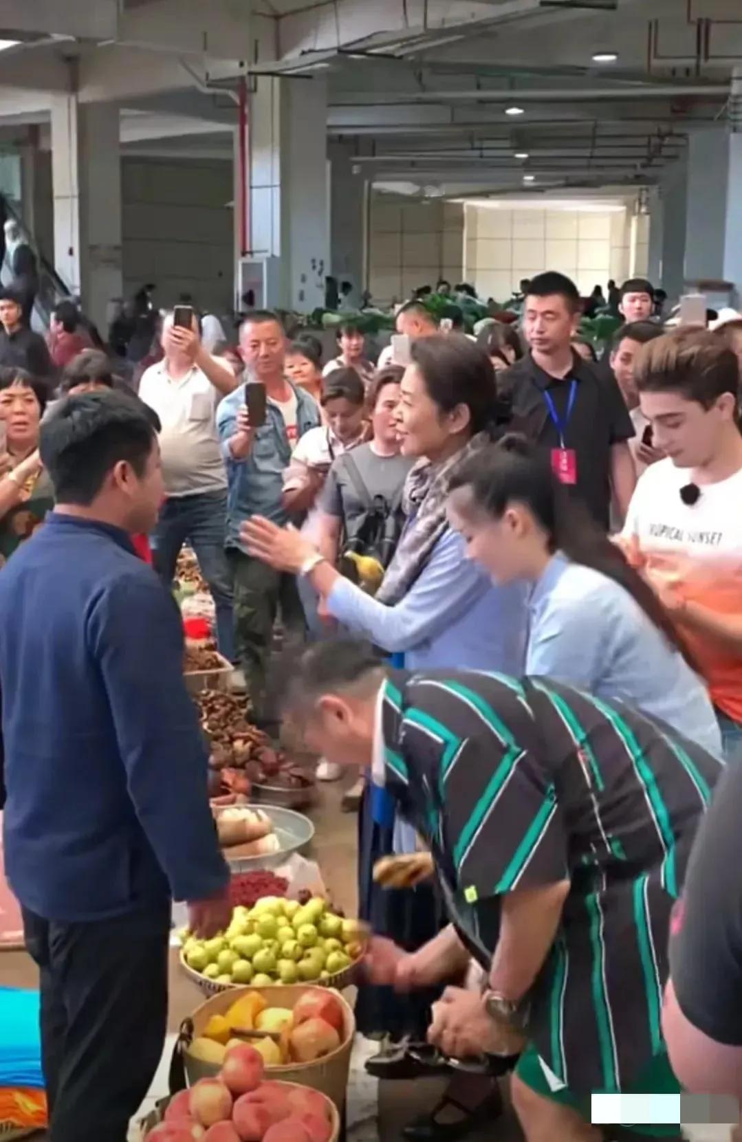 倪萍老师与台湾老戏骨张晨光现身街头买水果！两人的出现使得熙攘的菜市场更为热闹，现