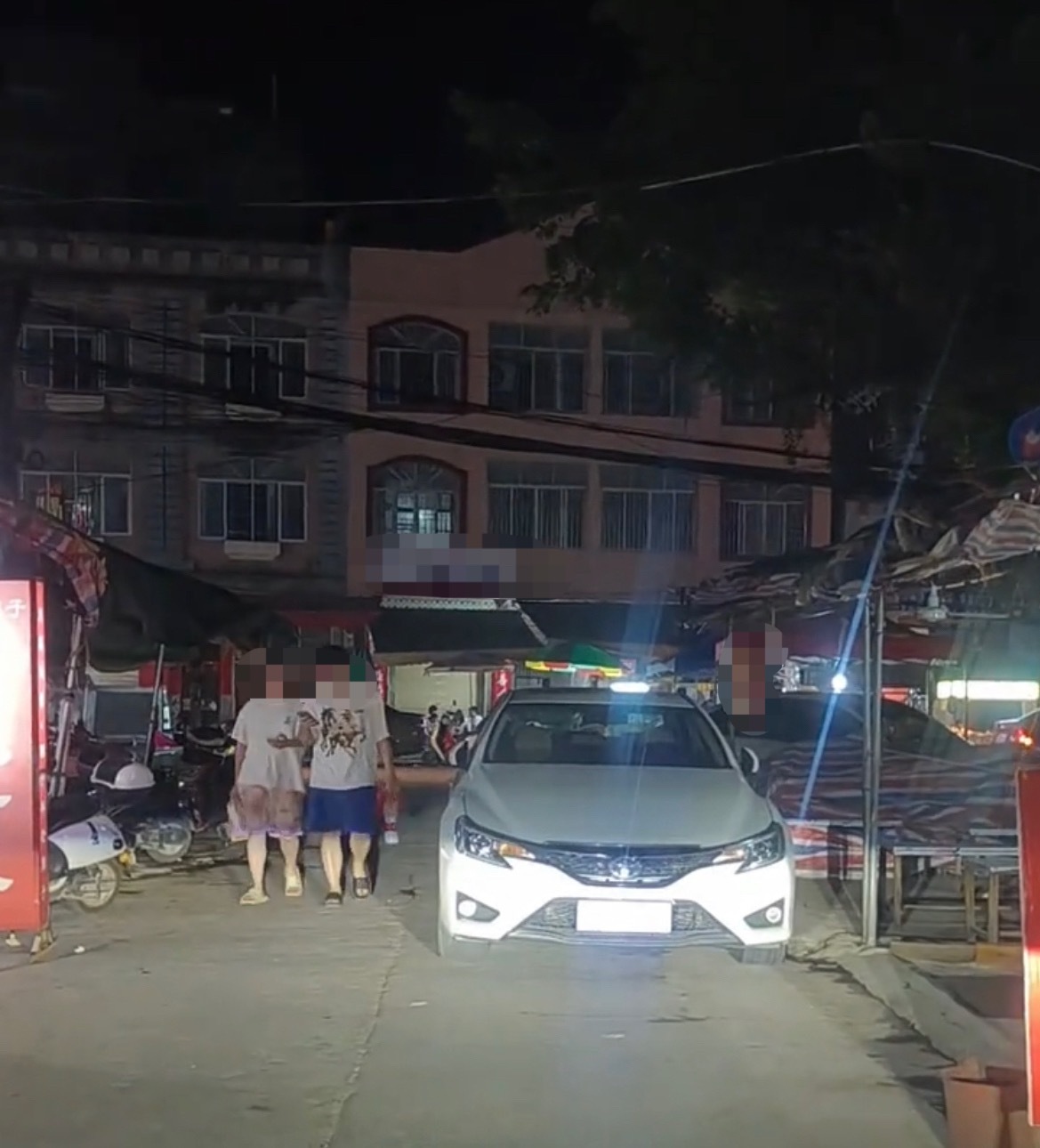 7月11日晚，玉林某乡镇小车乱停乱放汽车都过不了。同城热点创作计划 玉林