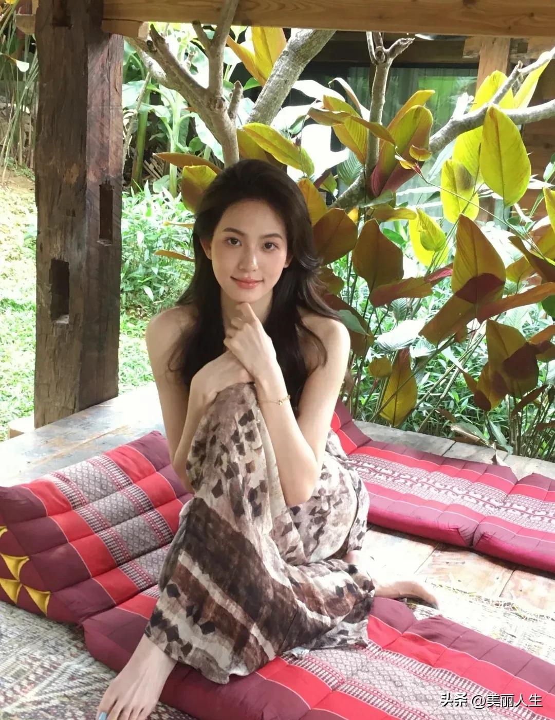 月岭村的古炮楼一一
它建于清代雍正年，青石砌成，厚达70厘米，枪孔炮眼密布，霸气