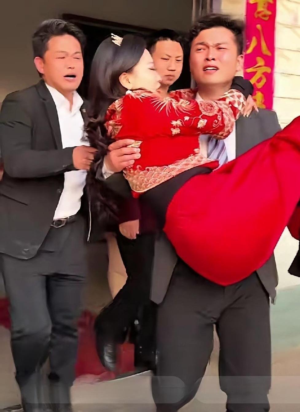 58岁的妈妈披上婚纱再出嫁，你猜送她的人是谁？三个亲儿子，一个比一个上心。
婚礼