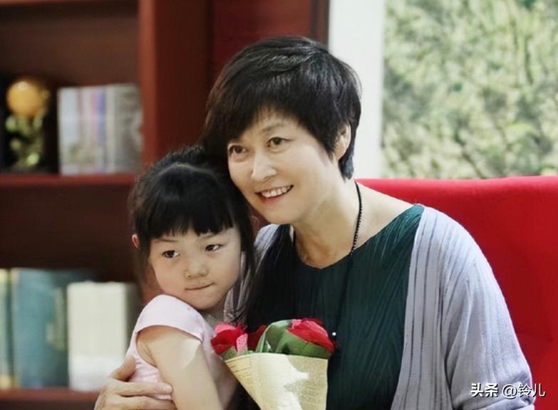 敬一丹对女儿的独立意识的培养和自主决策教育观念，可以写进教科书。

敬一丹曾在节