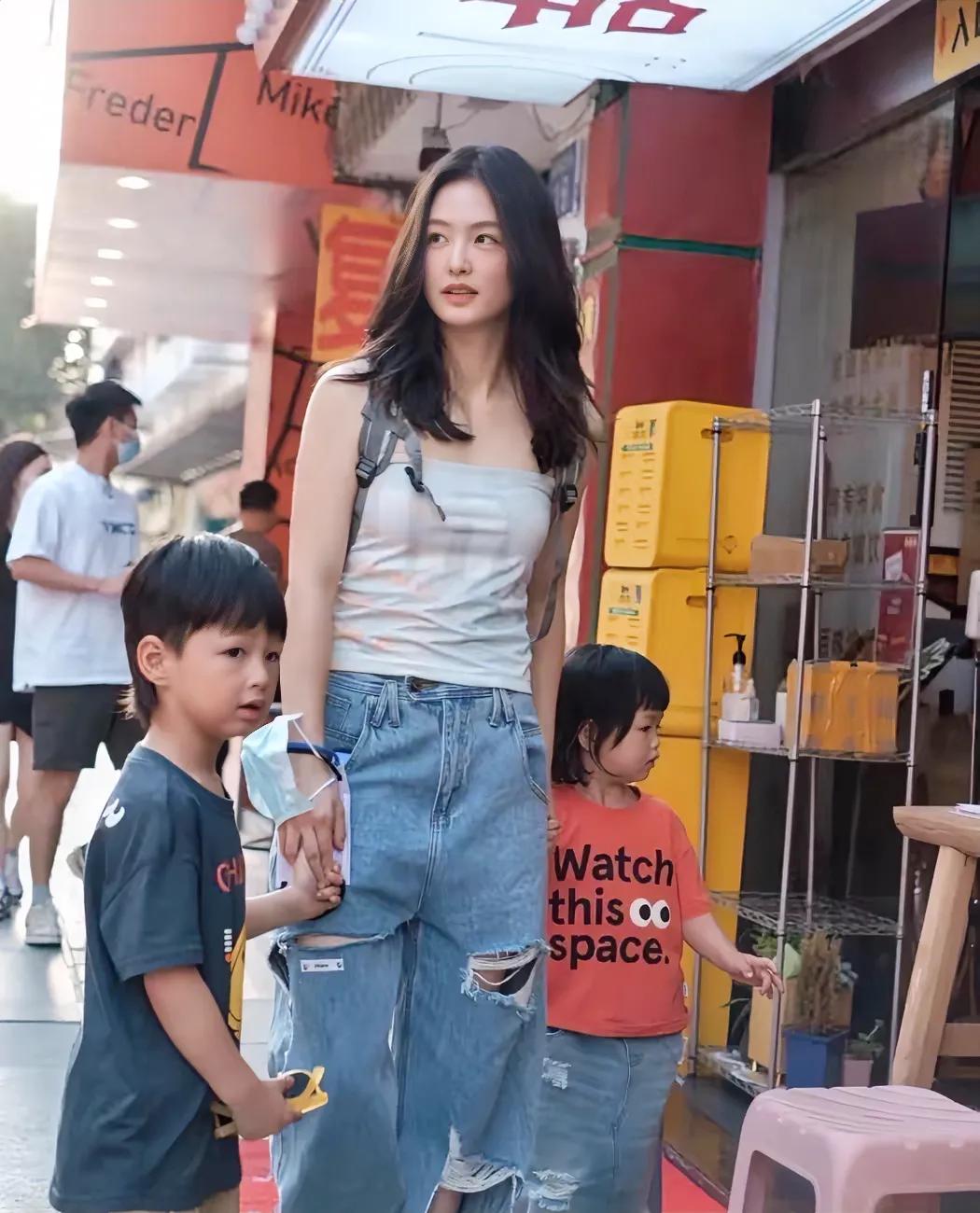 年轻的母亲，好看好看好看