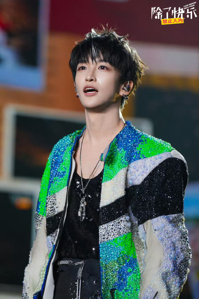 黄子弘凡长沙收官场唱《爱与欠》哭到不行，唱着唱着豆大的泪珠噼里啪啦的往下掉万人合