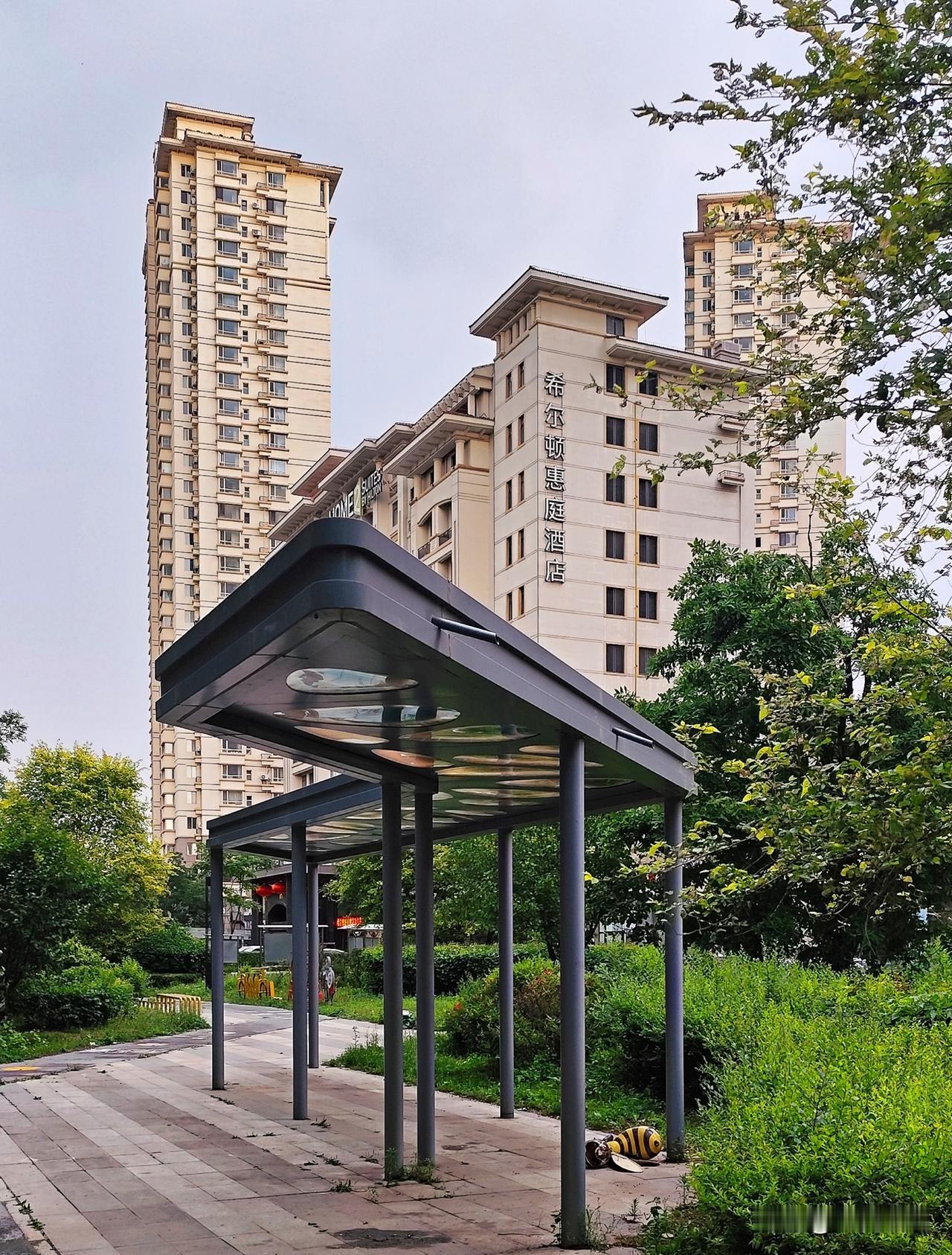 街拍沈阳市于洪新城。
于洪新城位于浑河北岸，与铁西区毗邻，隔岸与和平区和平湾相望
