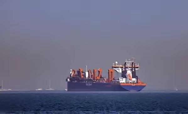 霍尔木兹海峡炮声不断，10多艘油轮被炮弹击中，中方油轮成唯一例外！
 
海峡里的