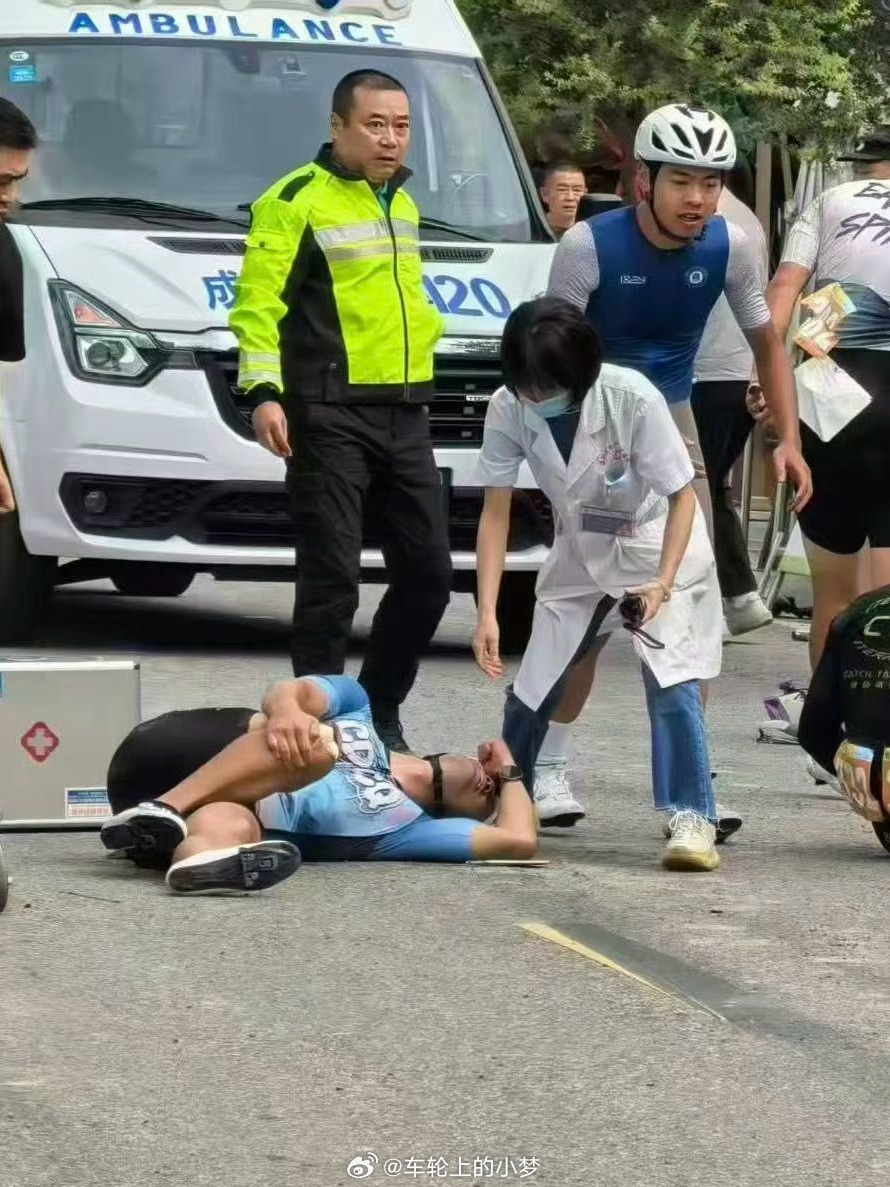 成都自行车赛选手摔车露出膝盖骨 虽然我没骑行过，但也看过不上网上的视频，戴头盔和