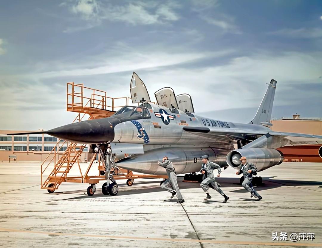 美国康维尔公司研发的B-58“盗贼”，也是世界首架实用型超音速轰炸机。
 
19