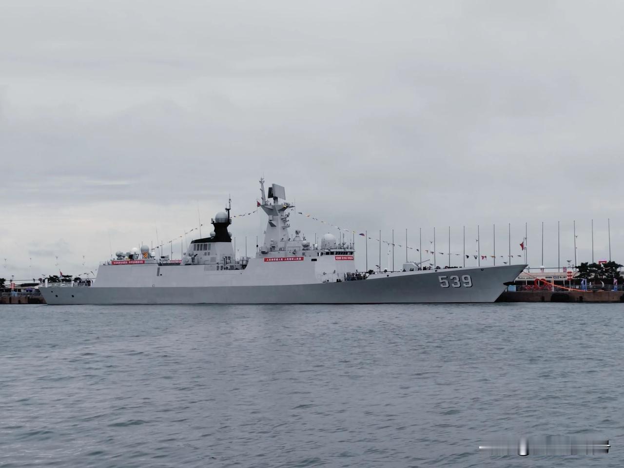 052近看是真的大啊！北海舰队 北海舰队 驱逐舰