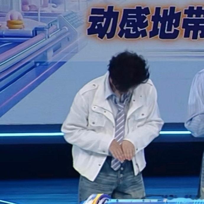 严浩翔色差check严浩翔双手色差对比严浩翔色差check中，严浩翔双手色差对比