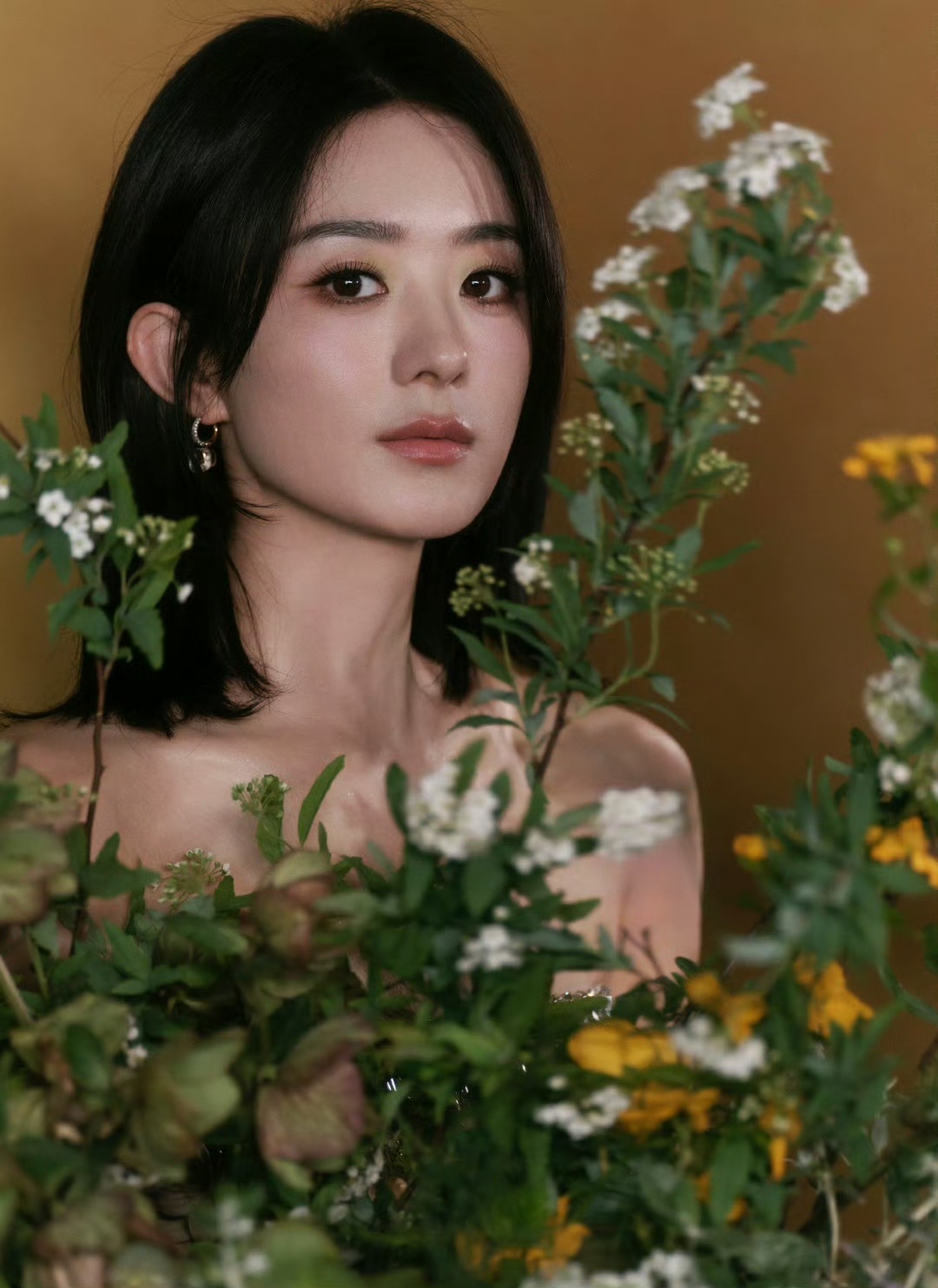 赵丽颖高定抹胸刺绣裙装赵丽颖草木清香春色入画 赵丽颖草木清香春色入画，高定抹胸刺