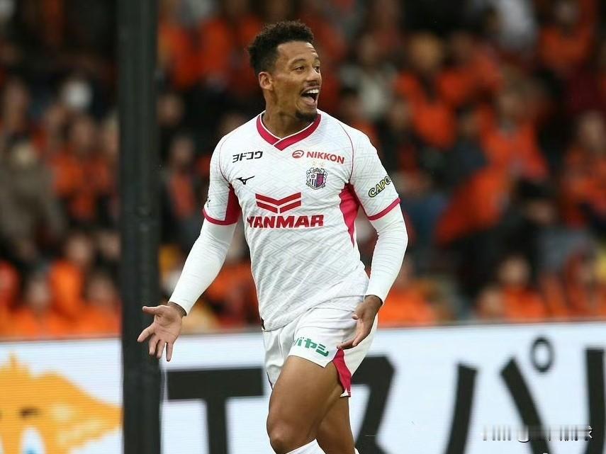 中超绯闻外援---拉斐尔·拉唐…据可靠消息，拉斐尔·拉唐现在收到多份转会报价，其