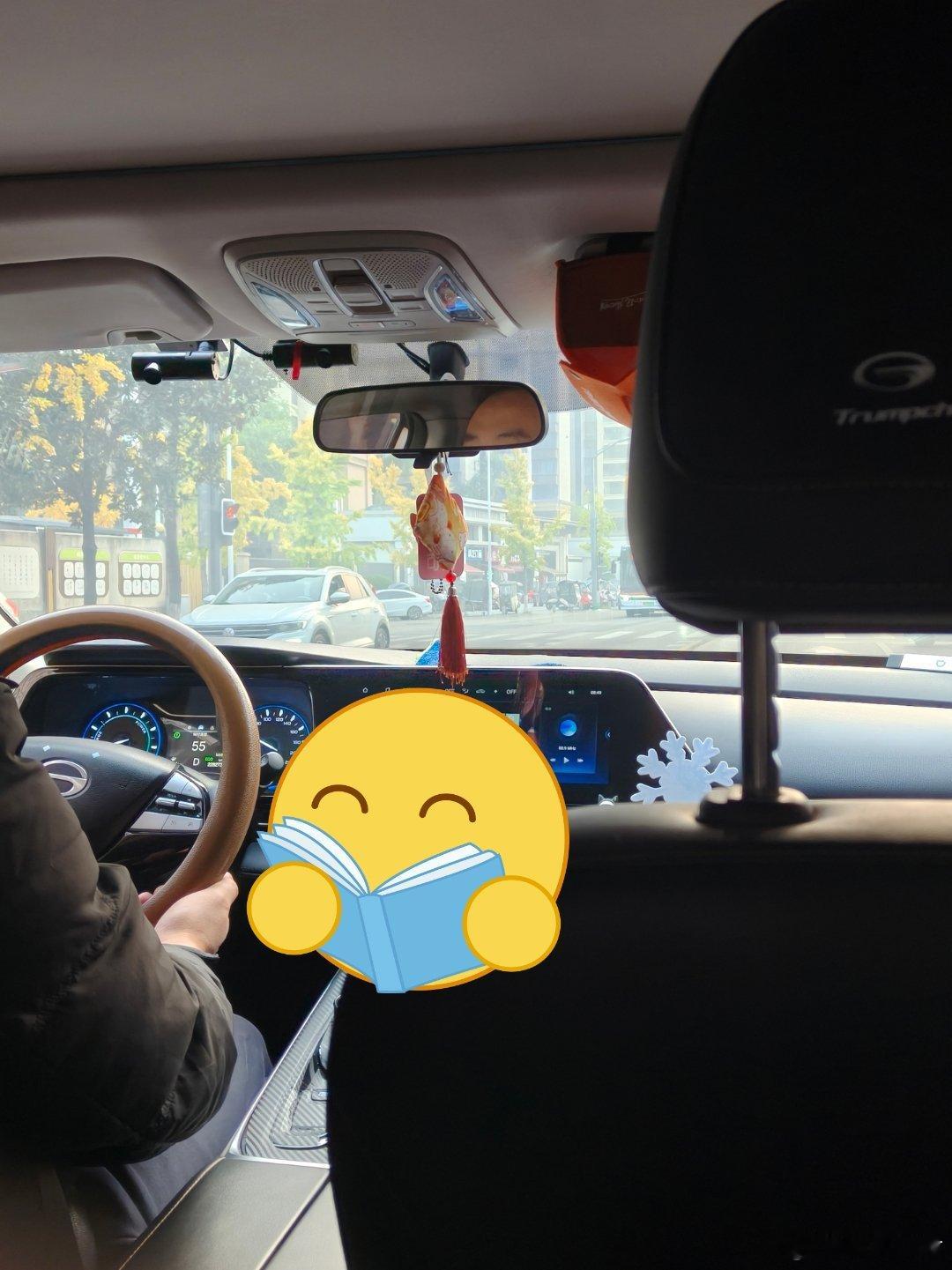 早～这师傅是挺开心的，正跟朋友分享他一早接了个起步价，可他是风琴脚，我不开心了。