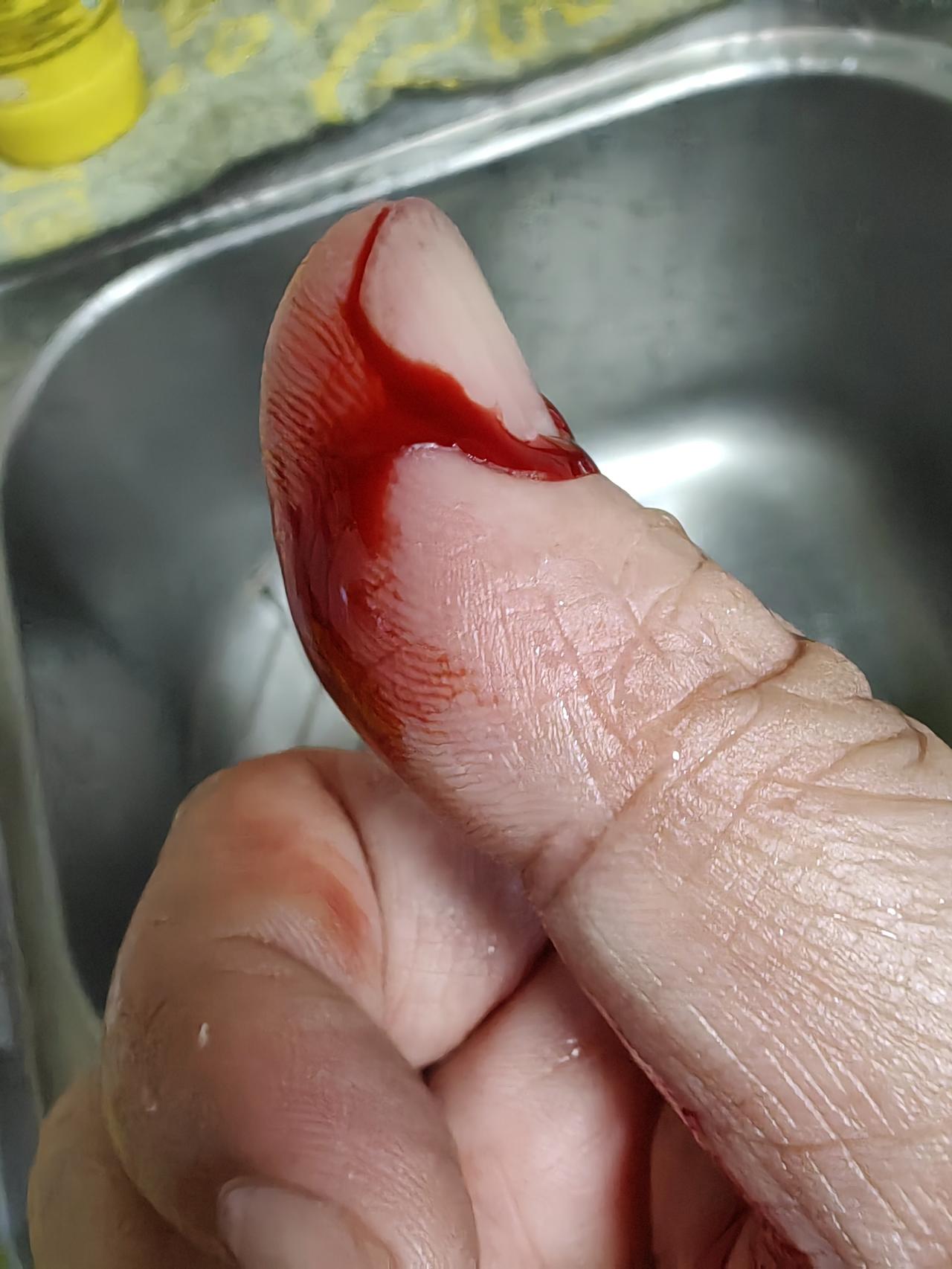 庖朱​拾掇完鱼，刀手俱腥，遂洗涤之。从来右手持刀左手擦洗的庖朱，莫名其妙左手持刀