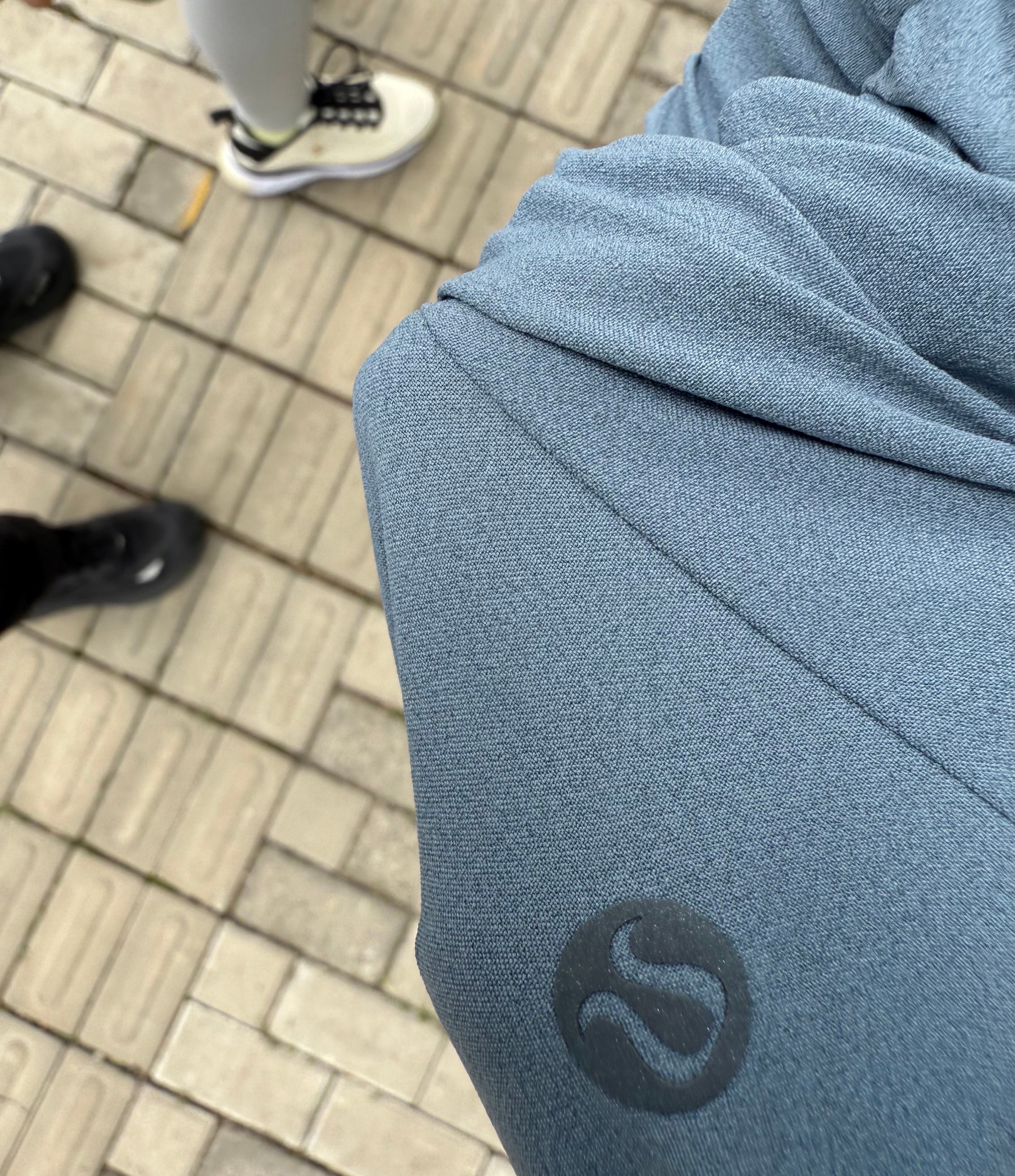 今天听到最冷的段子说Lululemon衣服有毒，不孕不育，姐妹们，马上穿上……还