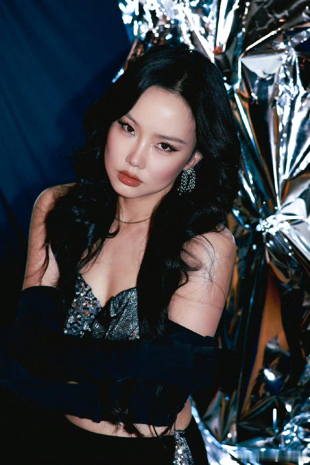 黄龄周兴哲现场约歌谁能拒绝黄龄的可爱攻势啊！周兴哲直接乖乖点头，这波约歌稳了 声