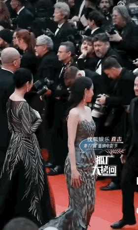 好尴尬的一幕：国外媒体集体无视，她好似在自我陶醉。
佟丽娅吗？