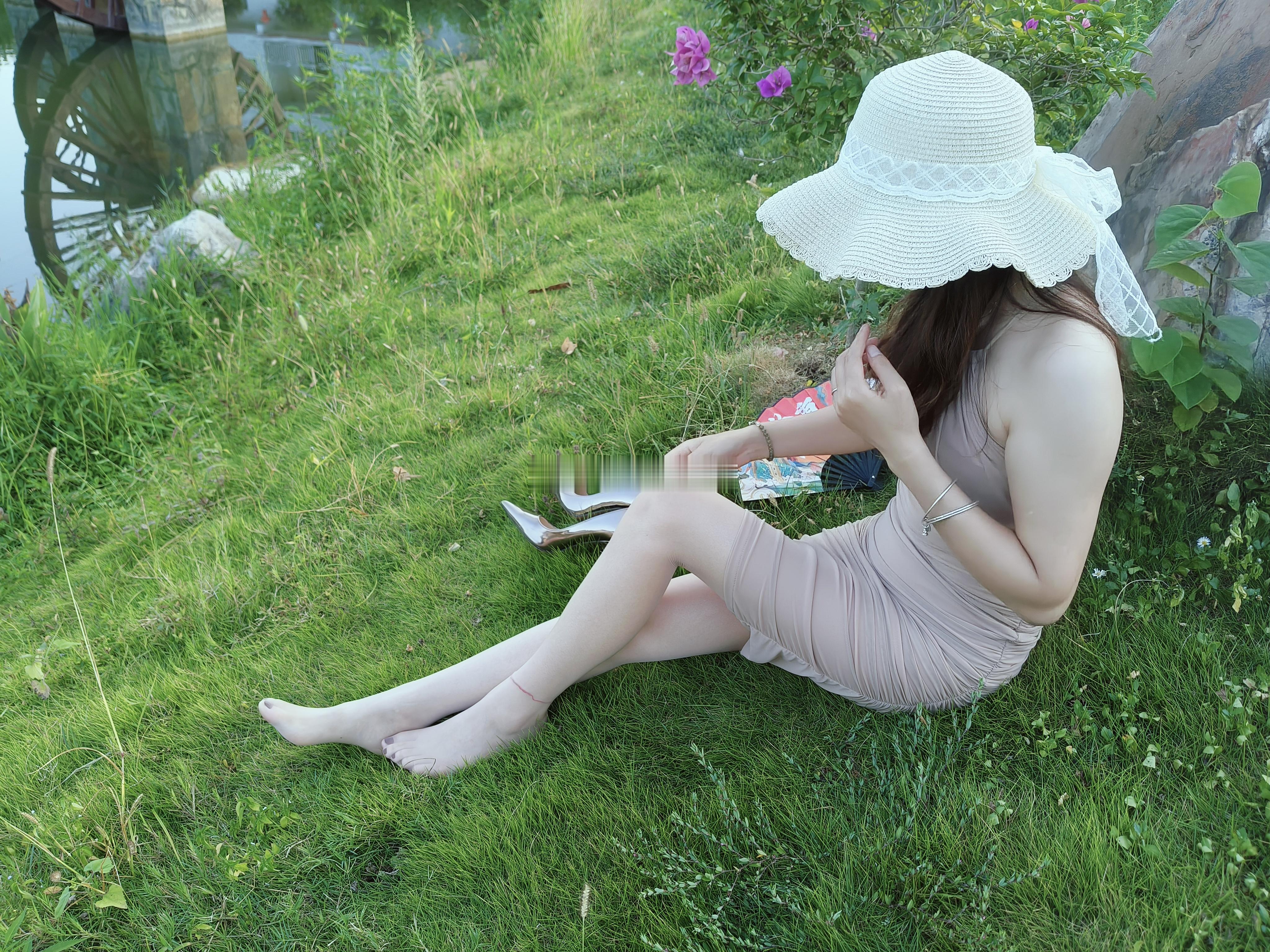 阳光、草地、草帽，假日的的完美搭配。 