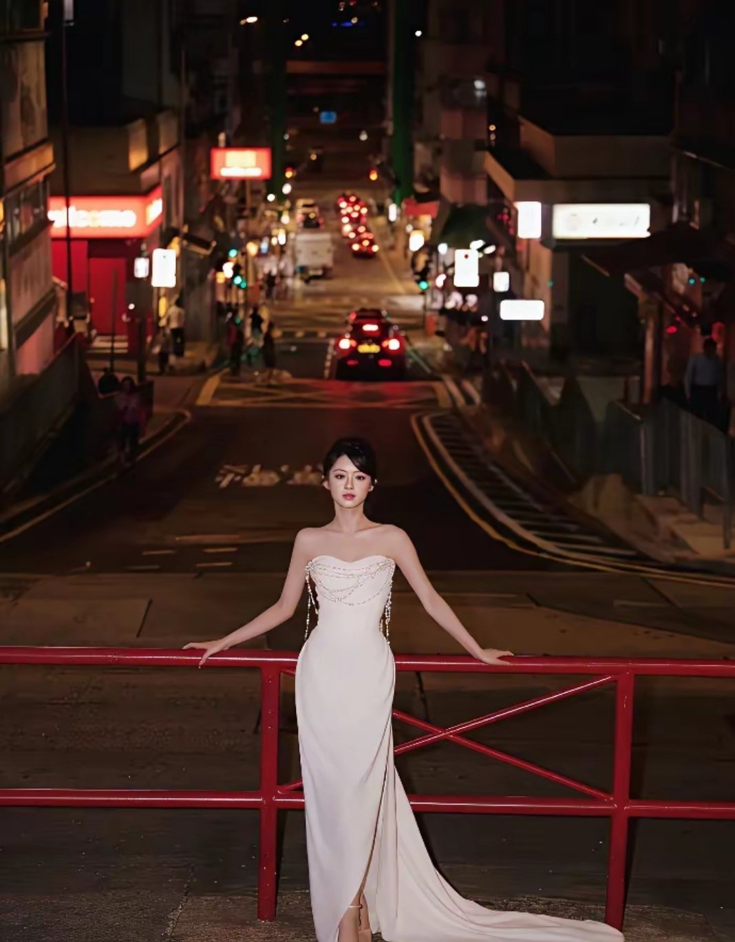 黄杨钿甜新剧发布会造型比微博之夜更出彩，娇小身材却很有料。 