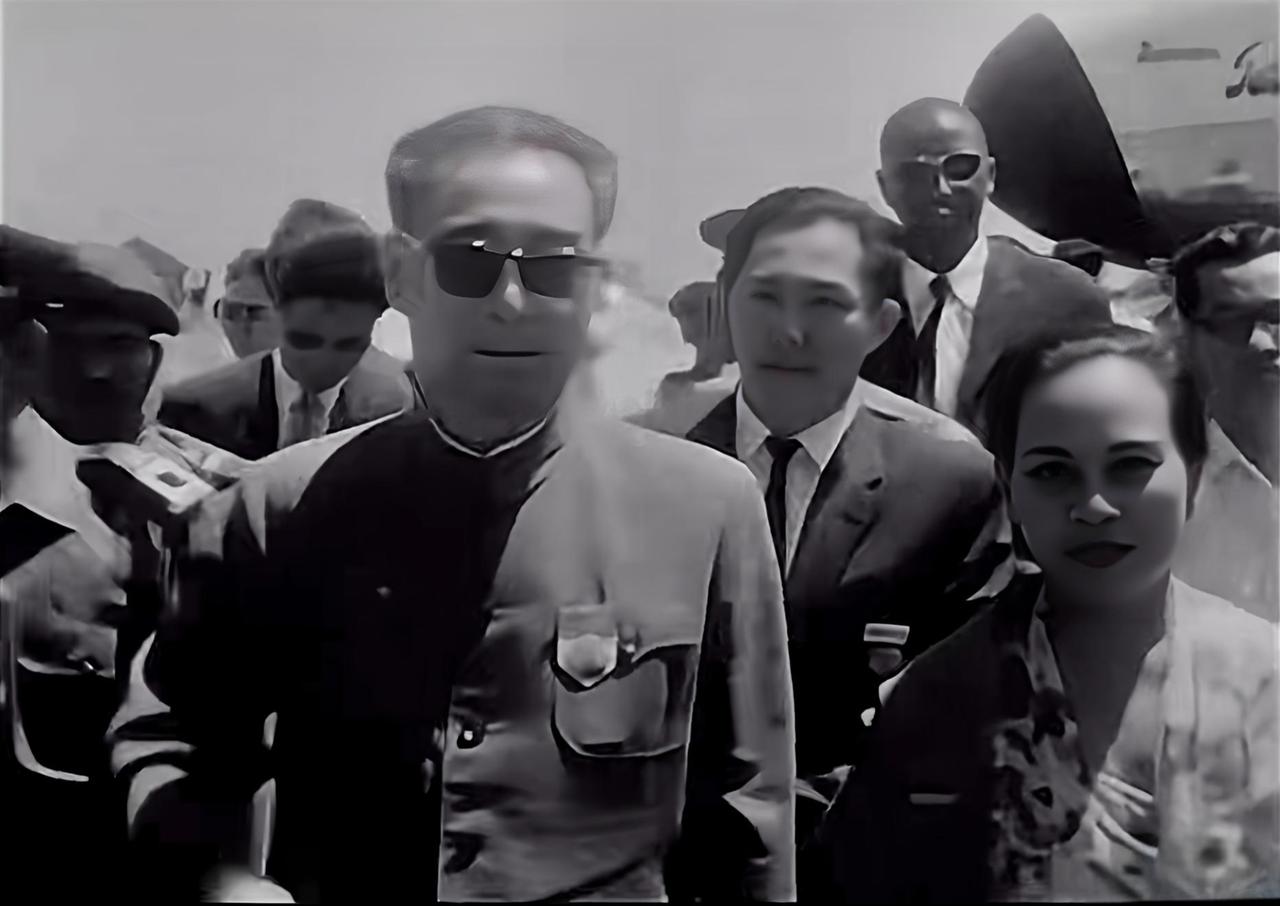 周恩来总理一张照片背后的故事敬爱的周总理非常罕见的戴墨镜的照片！印象中陈毅元帅喜