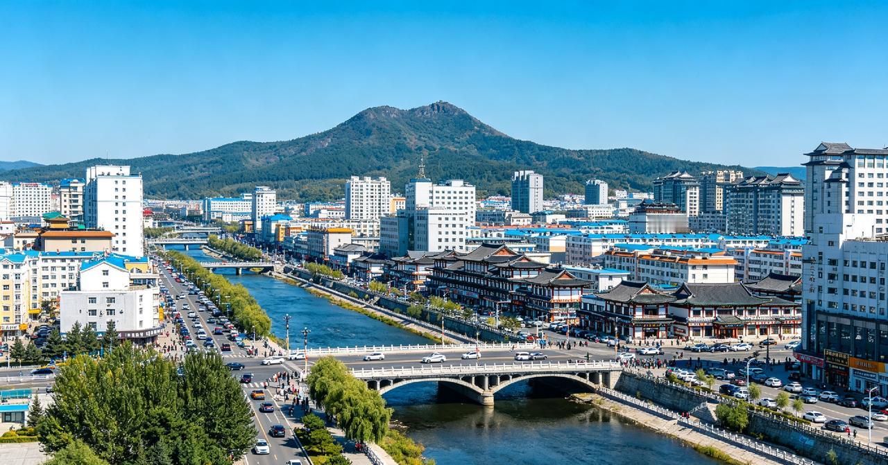 夯实延边旅游基石，振兴边疆经济

巍巍长白山，奔腾图们江。延边朝鲜族自治州地处中