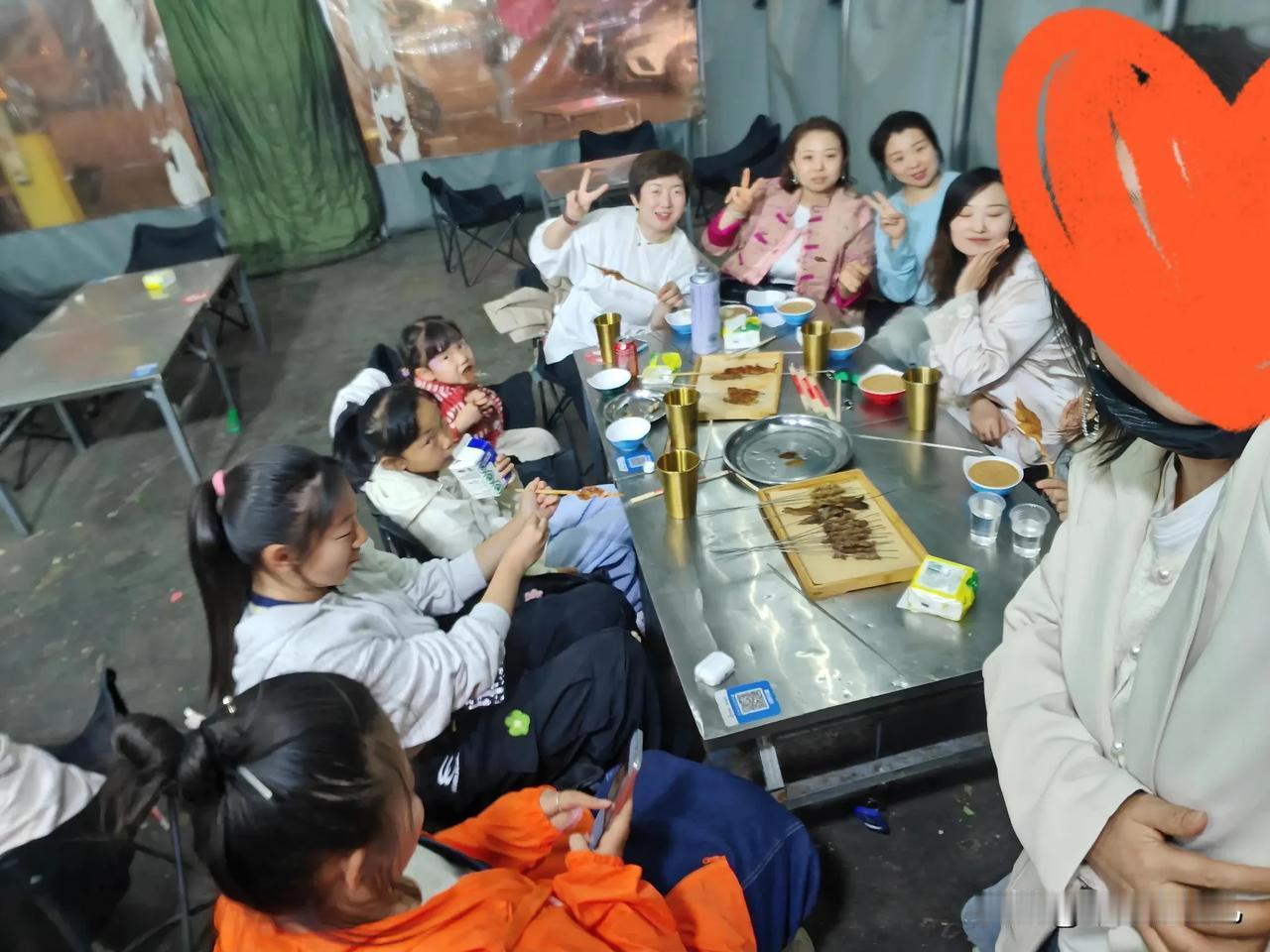 今天和一起长大的邻居发小们聚了一下，
我们一共5个去，
小时候感觉可好呢，
平时