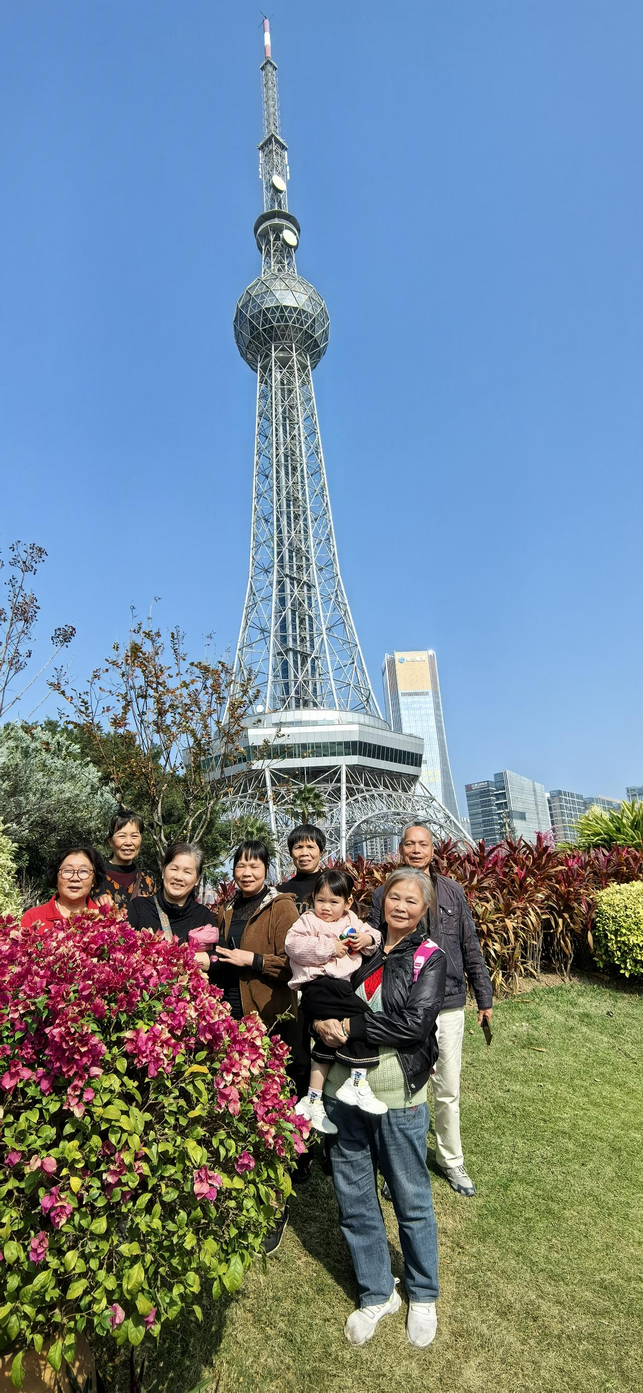 佛山华文公园，塔耸入云霄，繁华映日红。