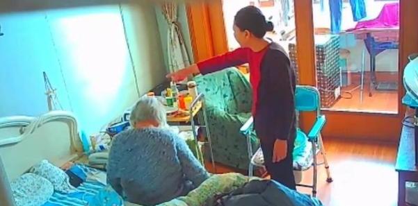 职业道德何在？上海一女子回国探望94岁公婆，保姆却想方设法不让她进门，女子随后见