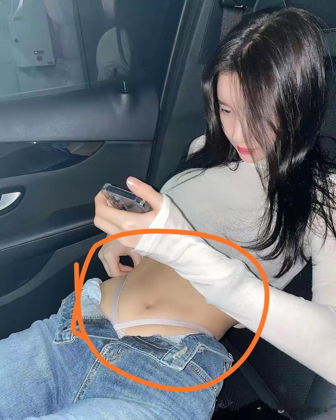 不知这是私家车还是营运车，
小姑娘这样穿戴真的是不应该，
影响太不好了，
就算是