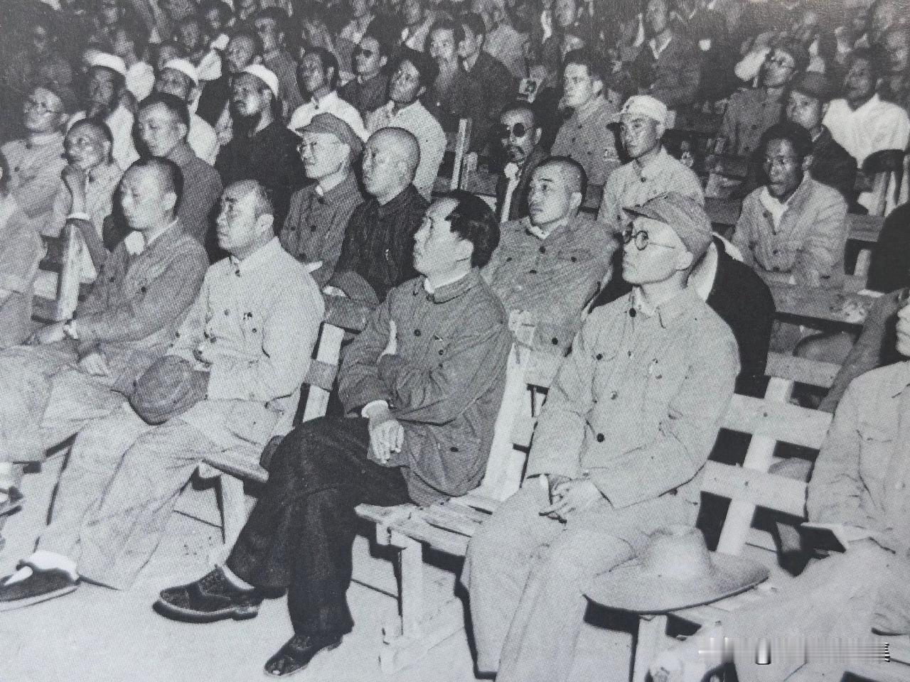 1945年4月23日至6月11日，中国共产党第七次全国代表大会在延安杨家岭中央大