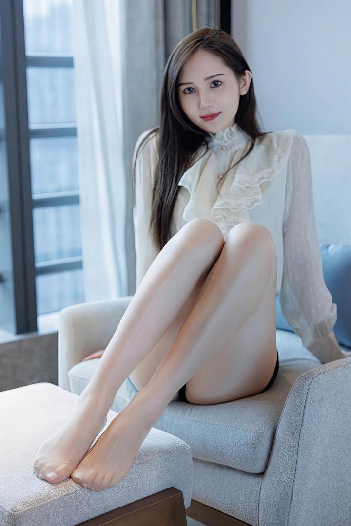 温柔少女心，轻纱薄衫，优雅坐卧，自然光下更显柔美。分享唯美的美照 女人什么时候最