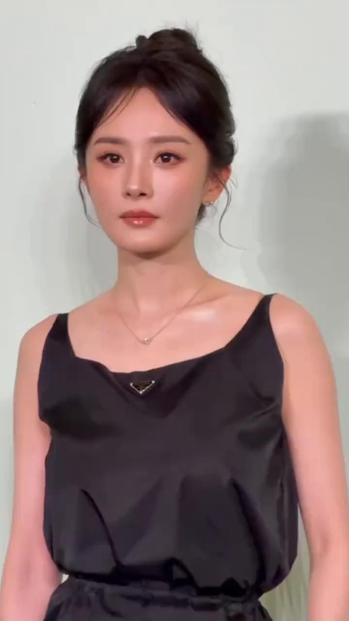 怪不得杨幂会下定决心和唐人影视切割。她演的雪见原本是仙三人界的战力天花板，早期游
