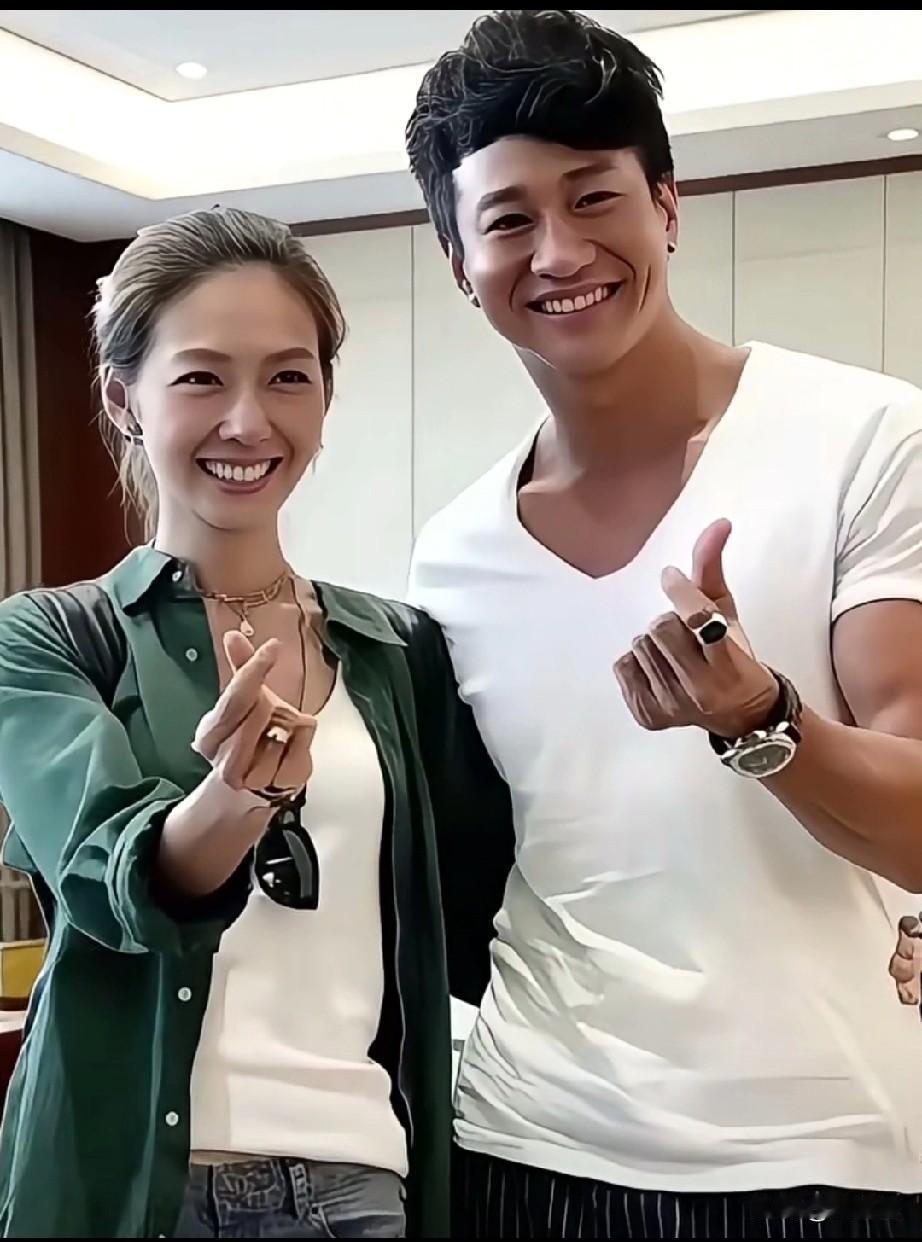 怎么看都比邓超帅气逼人
何润东三次表白孙俪无果，
娶了初中学历柜姐！
2016年