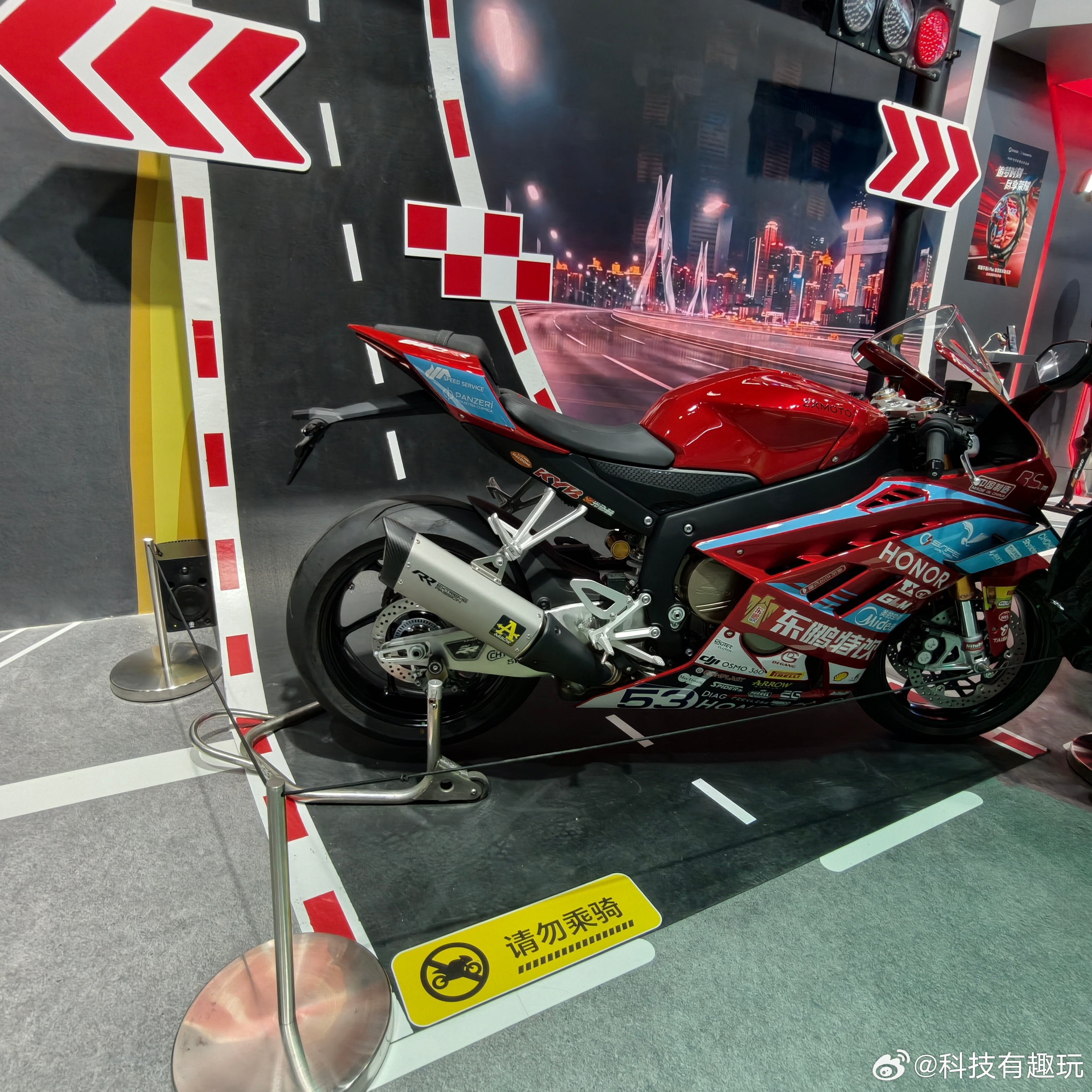ChinaJoyCJ现场打卡N5骁龙馆荣耀展台！整体展台电竞氛围十足，灯光与赛博