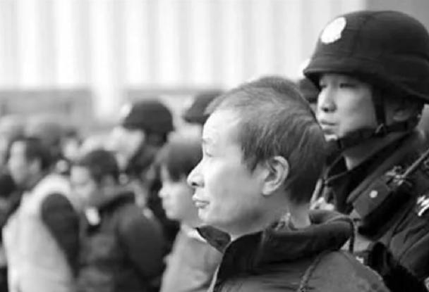 2011年，云南的“土皇后”杨菊芬即将被执行死刑，只见她身穿囚服，脚上还戴着镣铐