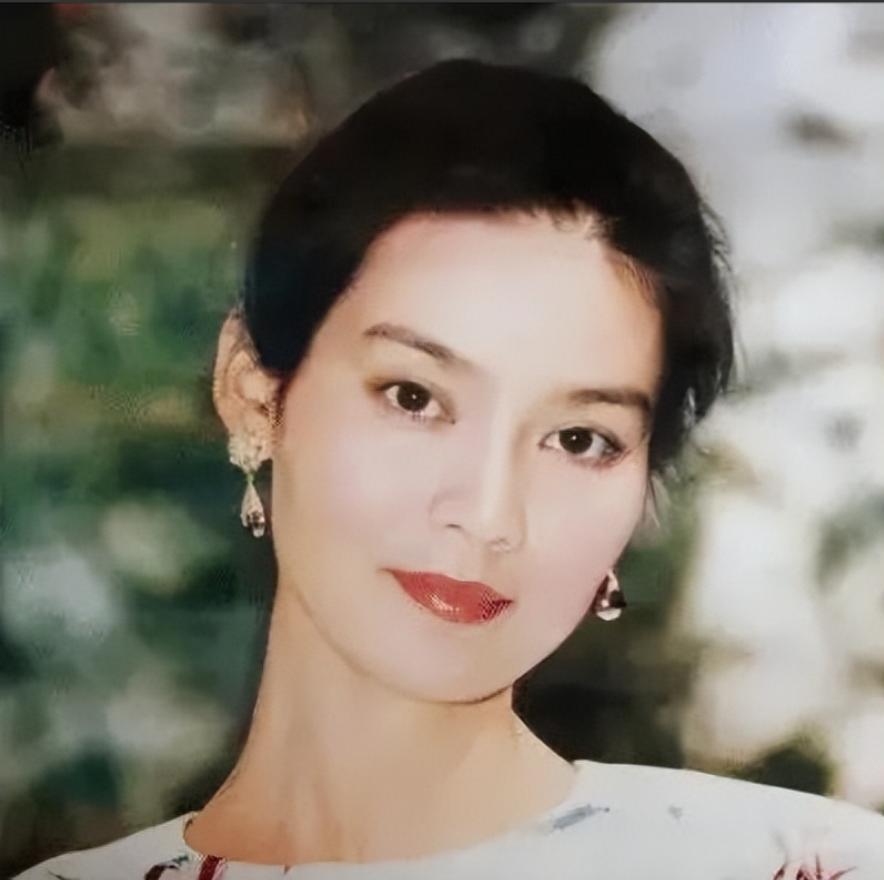 1979年，刚结婚1年的潘虹，出轨了导演杨延晋。杨延晋的妻子洪融可不是省油的灯，