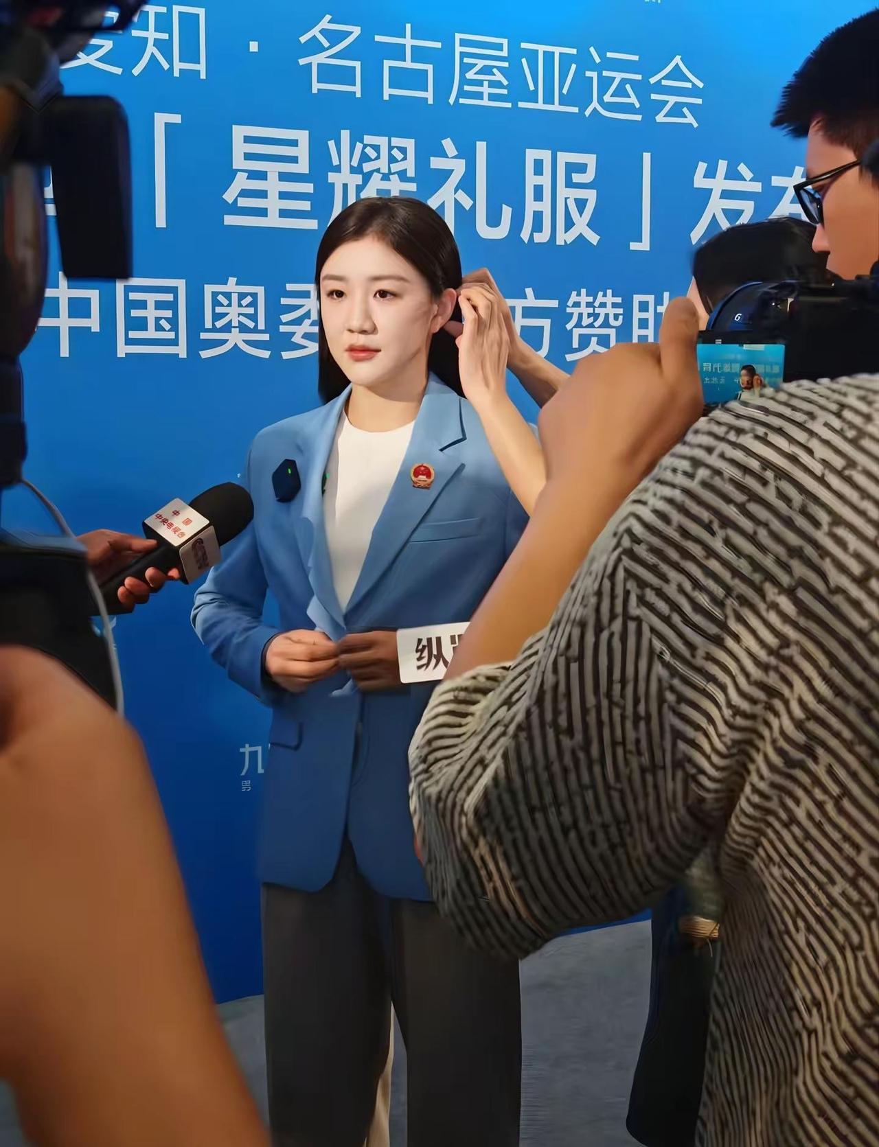 褪去乒乓战袍，身着星耀礼服从容登台。陈梦受邀出席2026爱知·名古屋亚运会中国体
