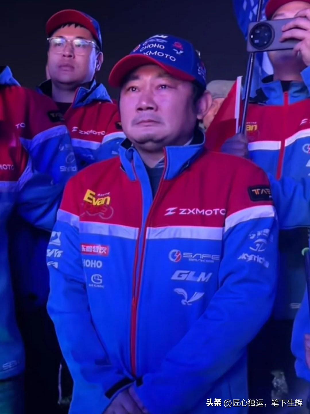 张雪，你太棒了！张雪，男，39岁，湖南麻阳人，初中学历，职业摩托车手，张雪机车创