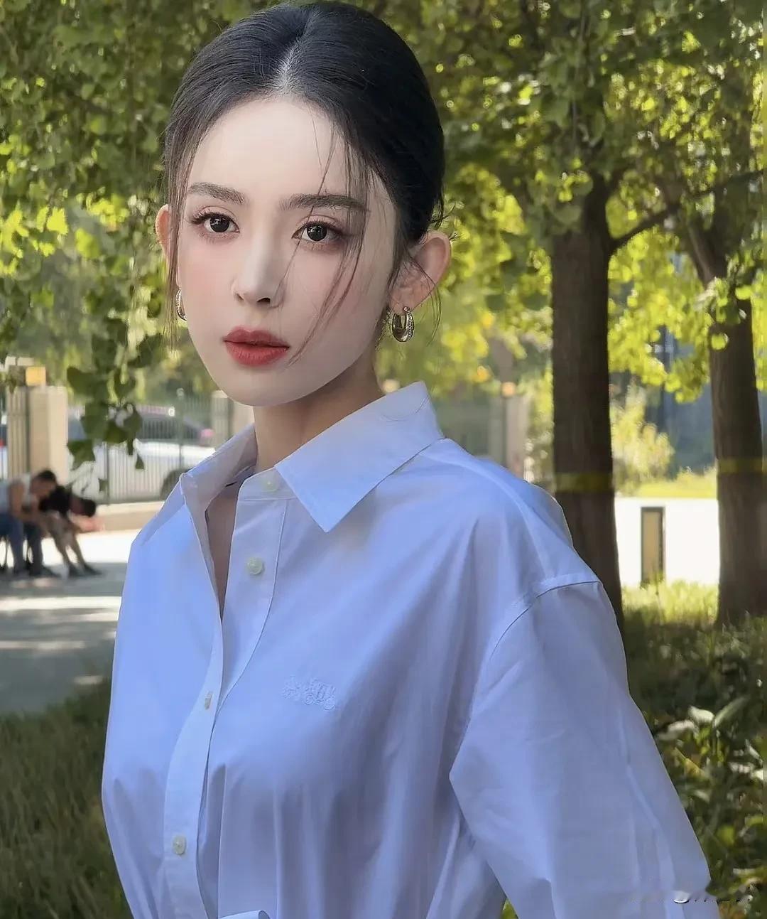 古力娜扎如今在内娱的地位，也就二三线左右吧，因为她知名度有，不过都是关于美貌，恋